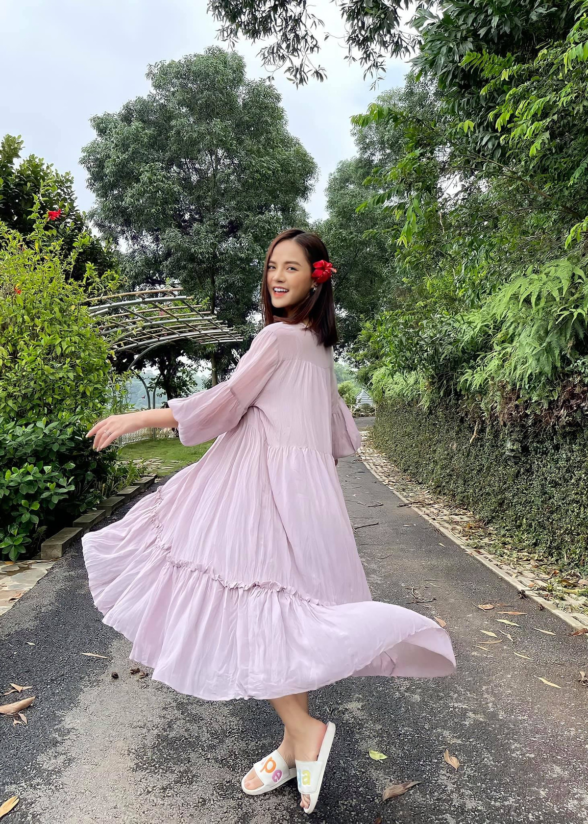 Bà mẹ một con luôn biết cách trang điểm, tạo dáng chụp ảnh khoe góc đẹp trên khuôn mặt khiến fan "chết mê".