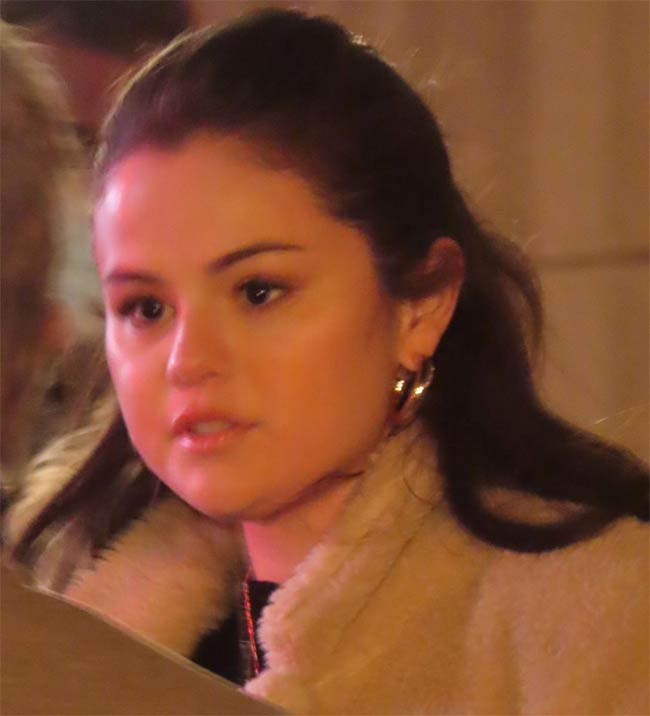 Tăng cân không kiểm soát nên không chỉ thân hình mà khuôn mặt của Selena cũng tròn trịa trông thấy.