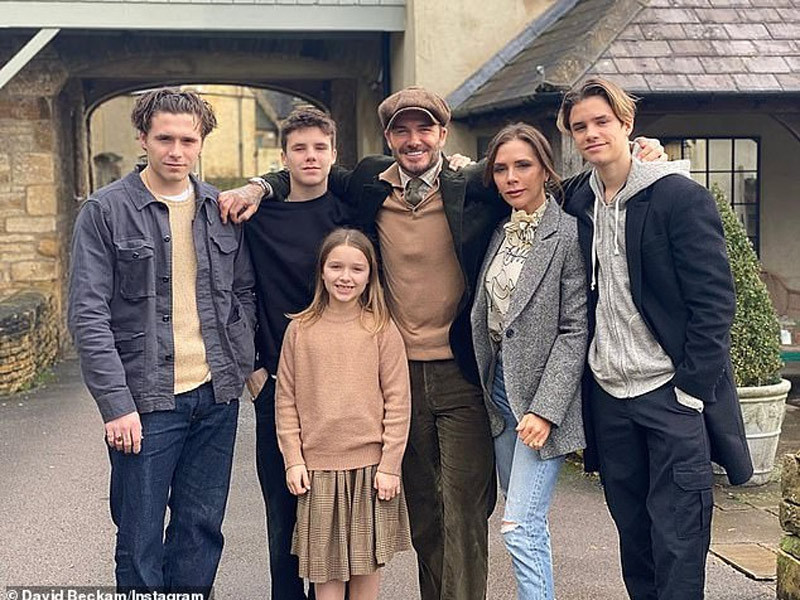Gia đình hạnh phúc nhà Beck-Vic. Cả 4 con đã lớn và 3 anh con trai đều đã có bạn gái. (Ảnh: Instagram)