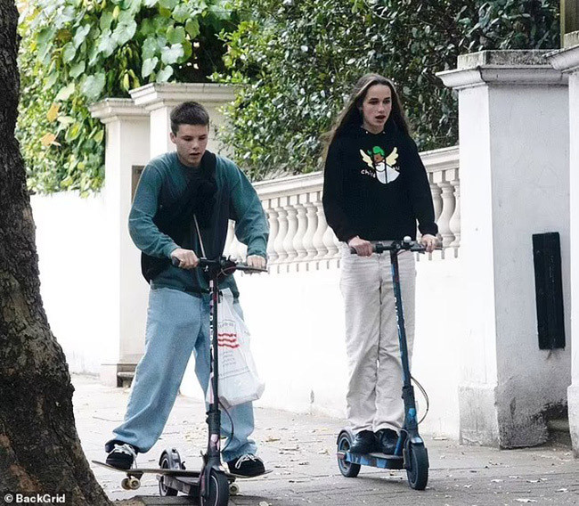 Cruz, 16 tuổi và bạn gái Bliss Chapman đã hẹn hò 1 năm trước khi công khai mối quan hệ. (Ảnh: Backgrid)