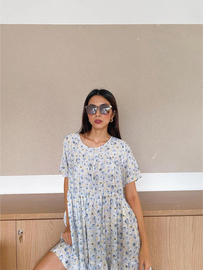 Không cần cầu kỳ phụ kiện ngoài cặp kính râm, trang phục đơn giản chỉ là một chiếc váy hoa nhí suông, nhưng Hà Tăng vẫn rất thần thái và cuốn hút.