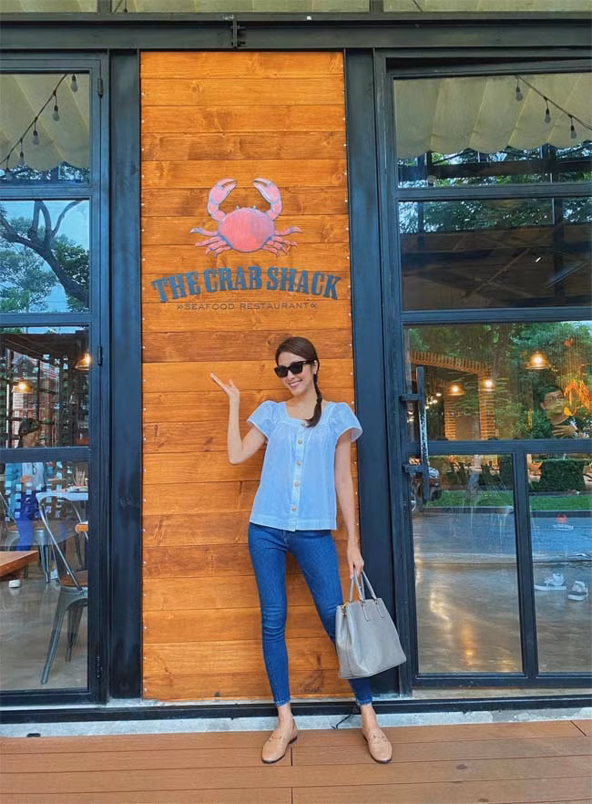 Một bộ trang phục tối giản: áo sơ mi trắng, quần jeans ôm sát, giày bệt màu nude và chiếc túi hàng hiệu màu ghi, tóc tết bím, nhưng "ngọc nữ" Hà Tăng vẫn toát lên vẻ thanh lịch.