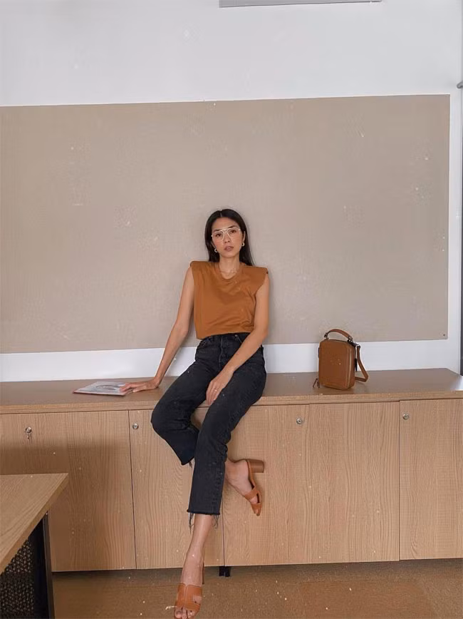 Nâu cũng là một trong những tông màu yêu thích của người đẹp họ Tăng và nó được cô kết hợp rất tinh tế.