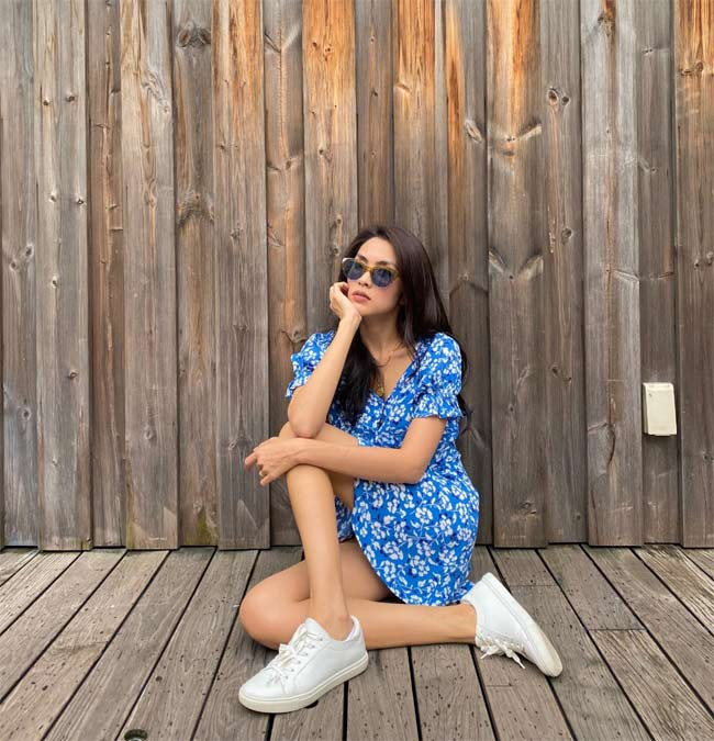 Với một chiếc đầm ngắn, hoa xanh, cùng đôi giày thể thao trắng, mỹ nhân sinh năm 1986 trẻ trung như thiếu nữ đôi mươi.