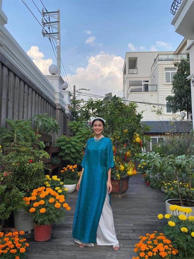 Nữ diễn viên "Dốc tình" đài các như tiểu thư xưa với chiếc áo dài may kiểu truyền thống, không quá ôm sát.