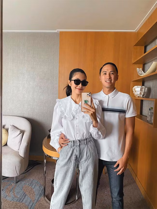 Áo sơ mi trắng kết hợp với quần jeans xám, Tăng Thanh Hà trẻ trung tạo dáng bên ông xã Louis Nguyễn.