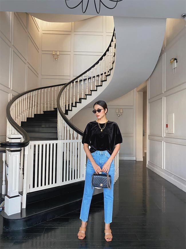 Quần jeans xanh, áo nhung đen cộc tay cùng phụ kiện là kính và túi đen, Tăng Thanh Hà không cần quá cầu kỳ trong trang phục nhưng vẫn tạo hiệu ứng hình ảnh vô cùng hiệu quả.