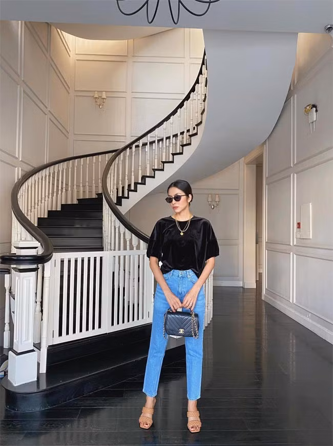 Quần jeans xanh, áo nhung đen cộc tay cùng phụ kiện là kính và túi đen, Tăng Thanh Hà không cần quá cầu kỳ trong trang phục nhưng vẫn tạo hiệu ứng hình ảnh vô cùng hiệu quả.