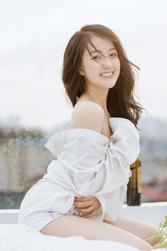 Thục Anh còn có body đẹp nuột nà với những đường cong hút mắt.