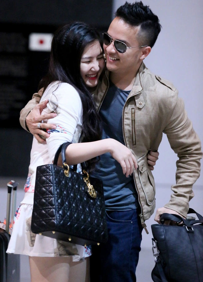 “Tôi giống như một người anh, người bạn tri kỷ, một người đồng hành thay cho gia đình chăm sóc cô ấy mỗi khi đi lưu diễn xa vậy. Chúng tôi coi nhau như ngươi thân và tình cảm của chúng tôi bình thường như những người khác…”, Cao Thái Sơn chia sẻ về mối quan hệ của anh và Hương Tràm. (Ảnh: Zing)