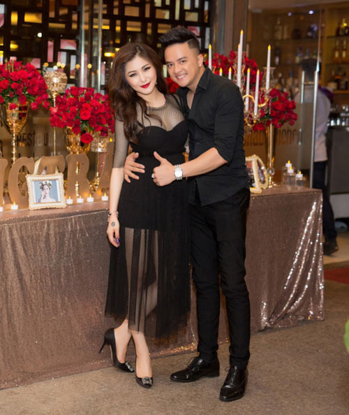 Tuy nhiên, nam ca sĩ sinh năm 1985 cho biết anh và Hương Tràm chỉ là bạn và cô là bạn diễn nữ ăn ý, người chơi thân nhất trong showbiz của mình. (Ảnh: Tiền phong)