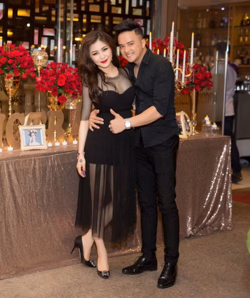 Tuy nhiên, nam ca sĩ sinh năm 1985 cho biết anh và Hương Tràm chỉ là bạn và cô là bạn diễn nữ ăn ý, người chơi thân nhất trong showbiz của mình. (Ảnh: Tiền phong)