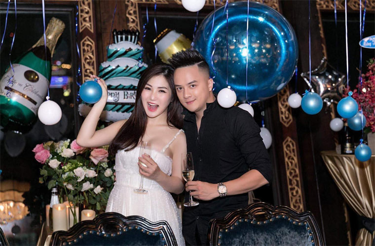 Về phía Hương Tràm, cô cũng chia sẻ trong một lần trả lời phỏng vấn: “Tôi và anh Cao Thái Sơn chung nhiều lịch lưu diễn nước ngoài và thực hiện một số dự án nên cả hai thân thiết, gắn bó với nhau. Tuy nhiên, chúng tôi là anh em, bạn bè thường xuyên giúp đỡ và tâm sự với nhau trong công việc chứ không phải là người yêu. Anh Cao Thái Sơn đối xử rất tốt với tôi”. (Ảnh: FBNV)