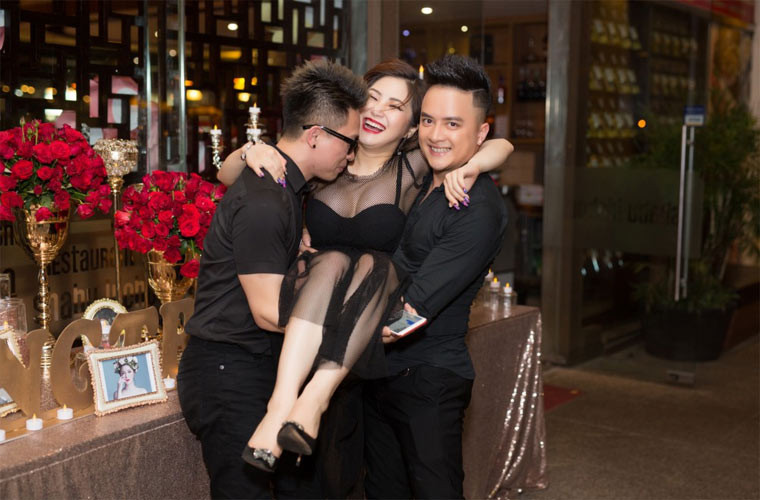 Việc Cao Thái Sơn bế bổng Hương Tràm trong tiệc sinh nhật và nhiều hành động thân mật khác đã trở thành đề tài bàn tán của nhiều người. (Ảnh: Tiền phong)