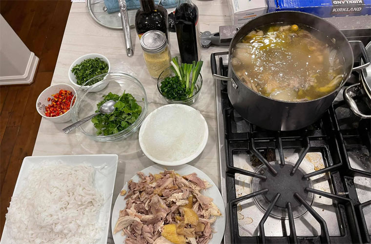 Biết Hương Tràm thích ăn những món mình nấu, trong thời gian ở lại nhà cô bạn thân, Cao Thái Sơn chăm chỉ vào bếp nấu toàn những món Hương Tràm thích như: Phở gà, thịt rang cháy cạnh, cá kho… (Ảnh: FBNV)