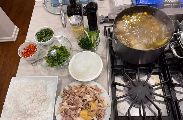 Biết Hương Tràm thích ăn những món mình nấu, trong thời gian ở lại nhà cô bạn thân, Cao Thái Sơn chăm chỉ vào bếp nấu toàn những món Hương Tràm thích như: Phở gà, thịt rang cháy cạnh, cá kho… (Ảnh: FBNV)