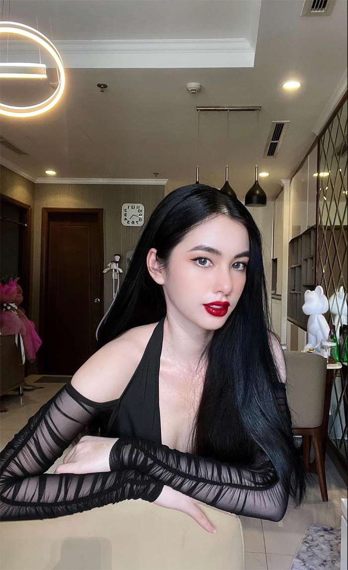 Mới đây, mạng xã hội lại râm ran thông tin người đẹp 10x đã chia tay người tình đại gia hơn cô 27 tuổi.