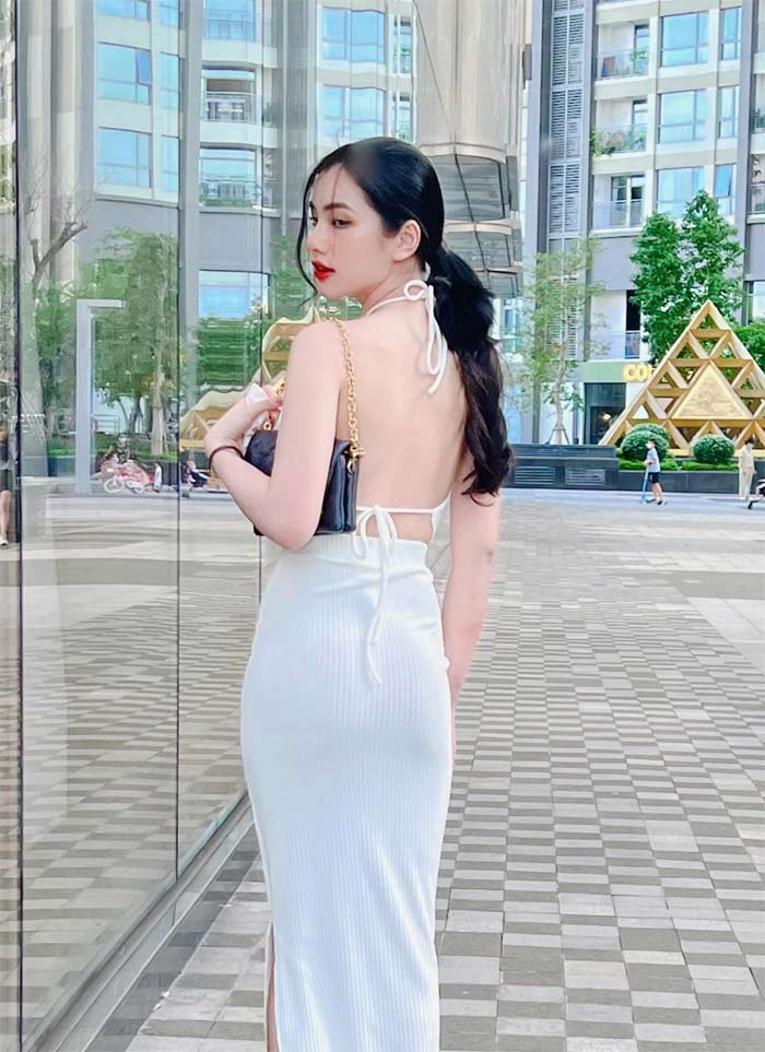 Từ lúc tin đồn lan ra, Cẩm Đan liên tục đăng ảnh quyến rũ trên trang cá nhân.