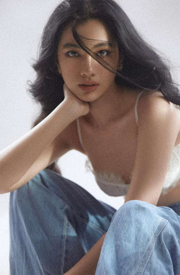 Phong cách thời trang ngày càng quyến rũ của Cẩm Đan cũng giúp cô thăng hạng nhan sắc.