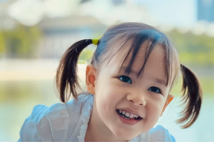 Mọi người nhận xét càng lớn bé Lina càng xinh.