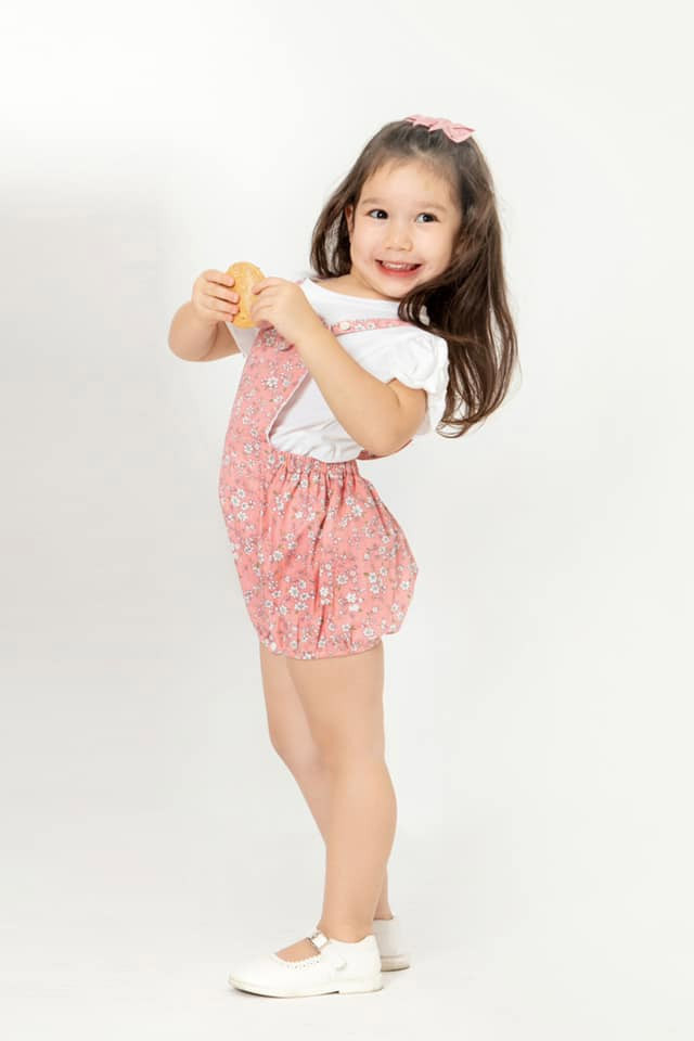 Là con gái của siêu mẫu nên Myla được mẹ chăm sóc rất kỹ càng, đặc biệt là trang phục.