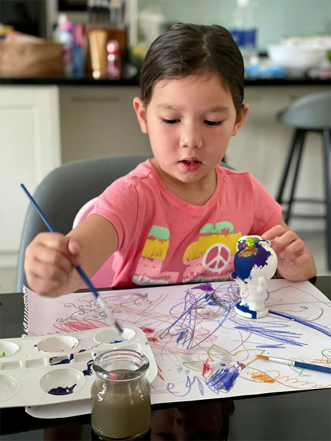 Myla nhiều quần áo đến nỗi hiếm khi phải mặc trùng lặp. Quần áo, phụ kiện của cô bé được mẹ Hà Anh mua từ các thương hiệu nổi tiếng.