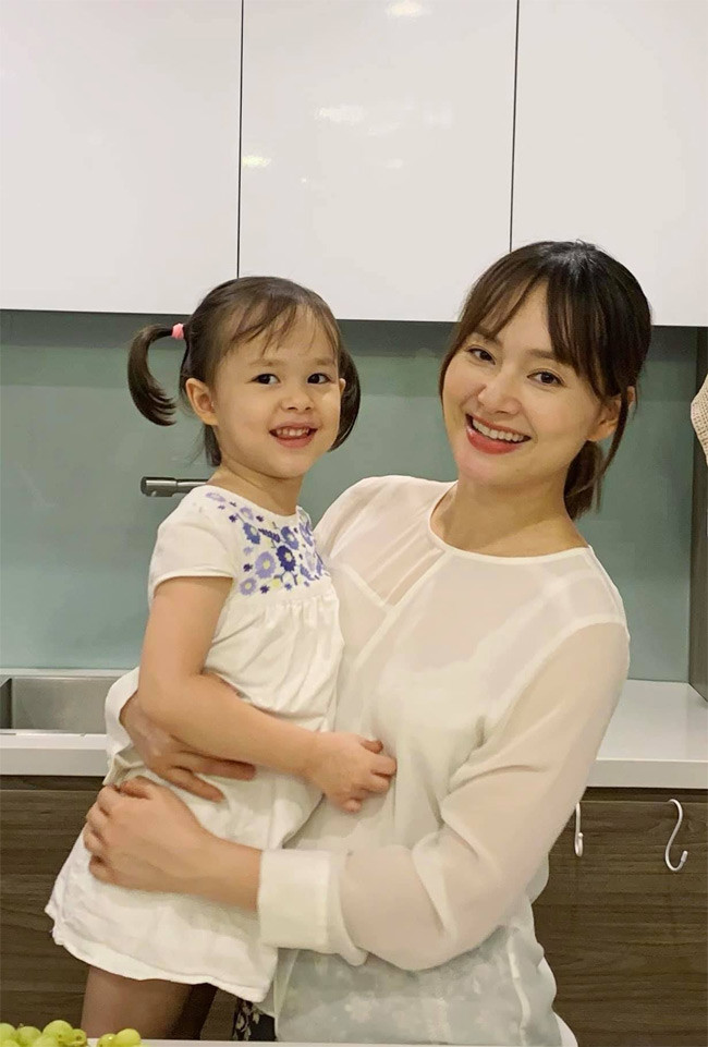 Lina được mẹ tập cho ngủ một mình từ năm 2 tuổi và rèn cho thói quen đọc sách từ lúc còn rất nhỏ.