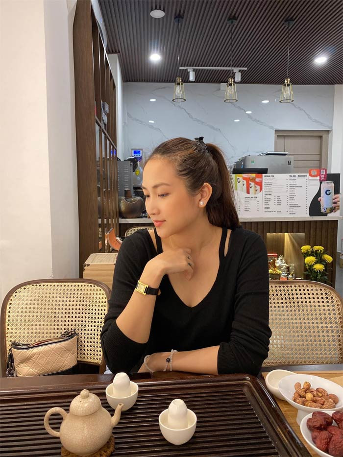 Yến Phương sinh năm 1991, từng tốt nghiệp ngành quản trị, trường Cao đẳng cộng đồng Green River tại Mỹ.