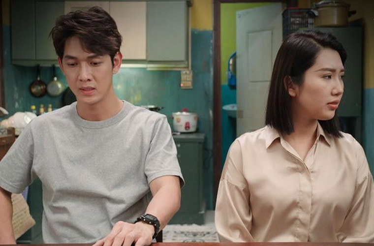 Trong phim “Cây táo nở hoa” Song Luân vào vai em út Dư, lạnh lùng, ít nói.