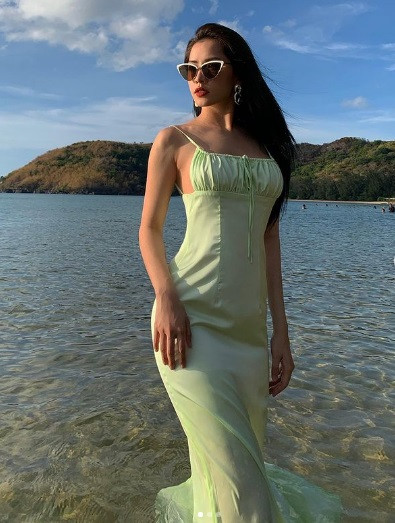 Trắng - xanh là những tone màu trang phục chủ đạo được Chi Pu lựa chọn mỗi khi đi biển.