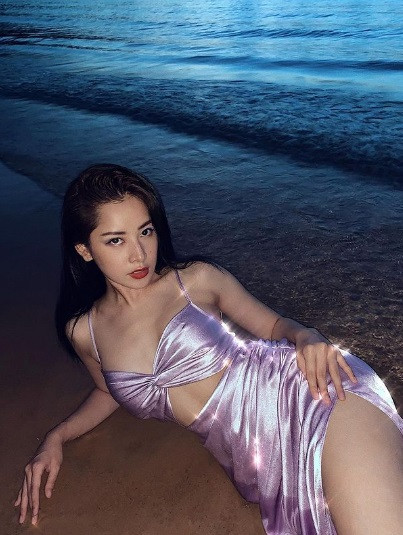 Chi Pu hóa "nàng tiên" gợi cảm trên bãi biển với chiếc đầm hai dây khoét eo, xẻ đùi cao.