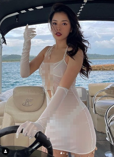 Mỹ nhân 9X không ít lần khiến fan "đứng hình" với lối ăn mặc hở hang khoe da thịt của mình.