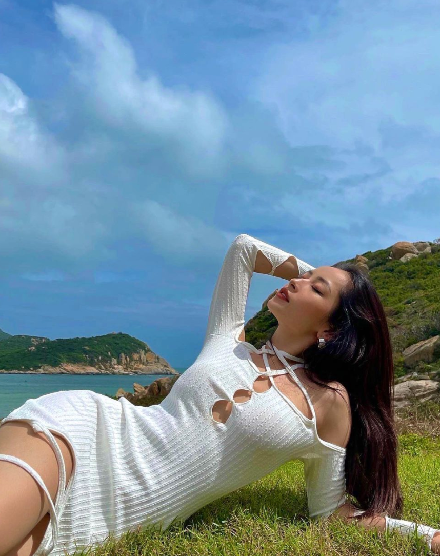 Cựu hot girl Hà thành từng được ví như tắc kè hoa bởi sự biến hoá trong những bộ cánh sặc sỡ đi biển.