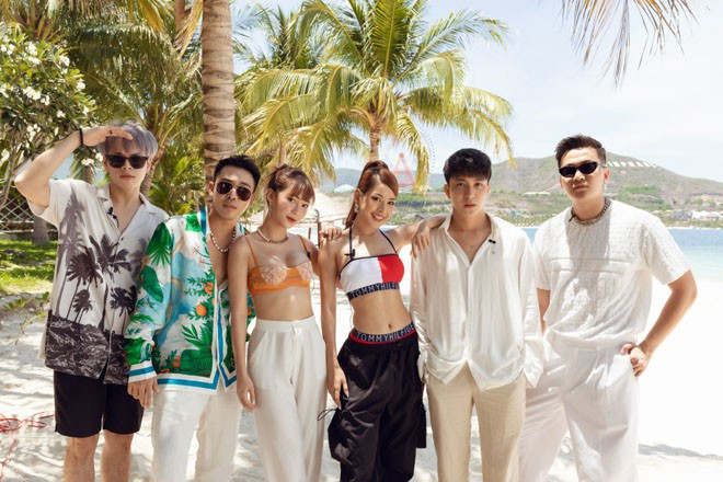  Chi Pu và nhóm bạn cực phong cách với set đồ đi biển trẻ trung nổi bật.