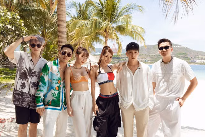  Chi Pu và nhóm bạn cực phong cách với set đồ đi biển trẻ trung nổi bật.
