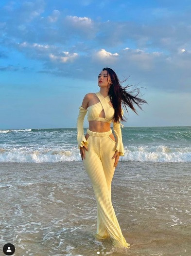 Bên cạnh những bộ bikini bé xíu "mặc như không", giọng ca sinh năm 1993 còn diện những set đồ đi biển kín đáo hơn nhưng vẫn gợi cảm hết nấc.