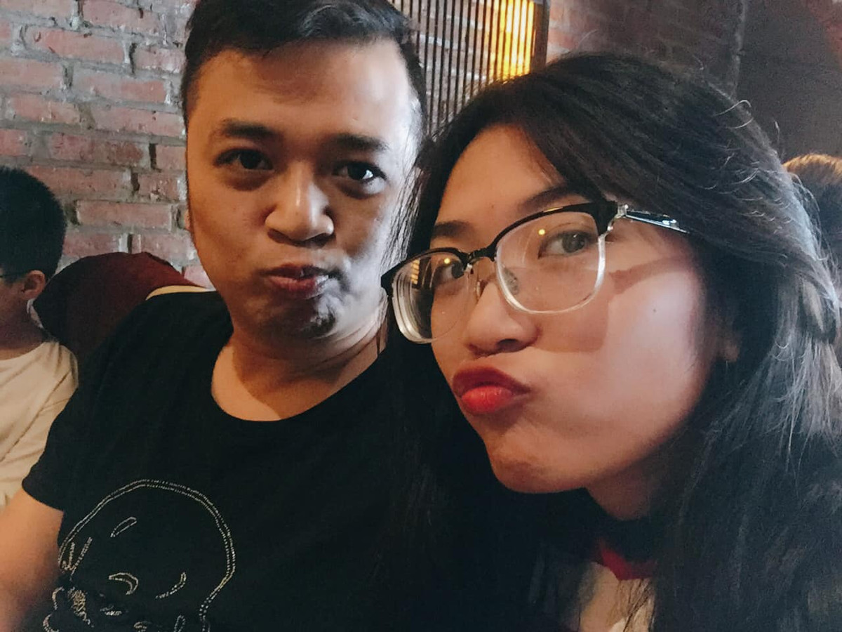 Chứng kiến con gái ngày một trưởng thành, "cha đẻ" của ca khúc "Vệt nắng cuối trời" bày tỏ: "Ảnh này bố với em chụp lúc em 3 tuổi. Giờ em 2+1 vẫn là 3 tuổi nhỉ. Nhìn em bé thế này bố còn tự tin chứ giờ thì thấy bố dừ quá đê".