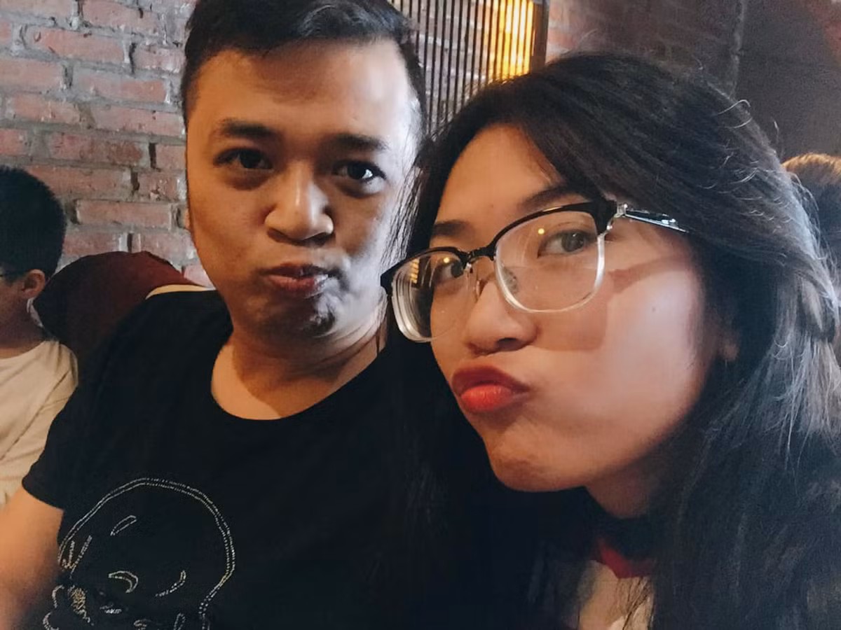 Chứng kiến con gái ngày một trưởng thành, "cha đẻ" của ca khúc "Vệt nắng cuối trời" bày tỏ: "Ảnh này bố với em chụp lúc em 3 tuổi. Giờ em 2+1 vẫn là 3 tuổi nhỉ. Nhìn em bé thế này bố còn tự tin chứ giờ thì thấy bố dừ quá đê".