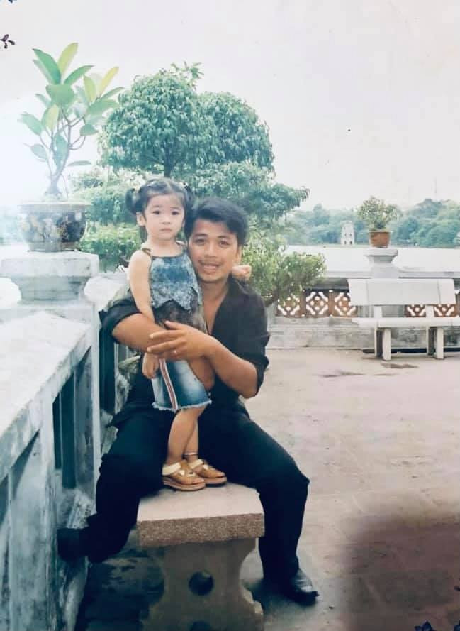 Nổi tiếng với vai trò là diễn viên kiêm nhạc sĩ, thế nhưng nghệ sĩ Phùng Tiến Minh lại khá kín tiếng trong chuyện đời tư. Mới đây, nam nghệ sĩ gây chú ý khi hé lộ hình ảnh cũ chụp cùng con gái cùng lời chúc sinh nhật tuổi 21.