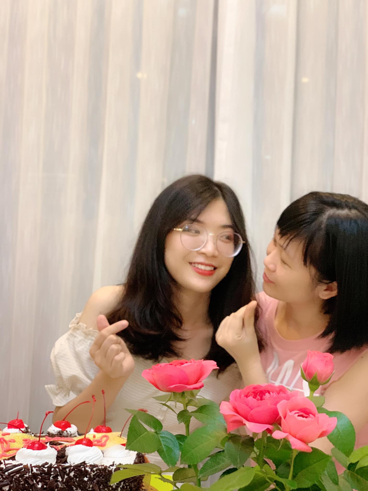 Ái nữ của Thiên Lôi trong Táo quân 2021 sở hữu vẻ ngoài xinh đẹp, nữ tính và có nhiều nét giống mẹ.