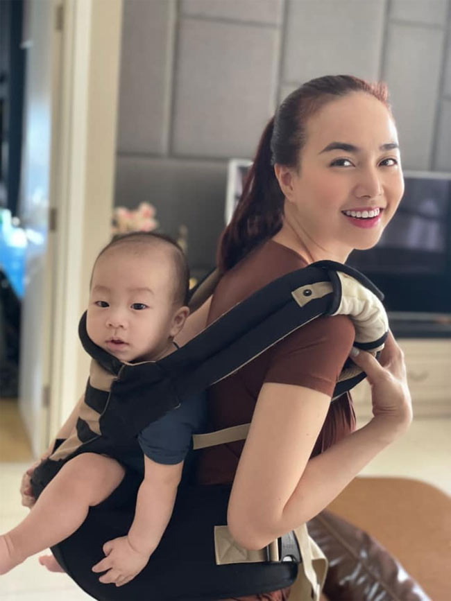 Hình ảnh Đinh Ngọc Diệp đời thường của hiện tại không phải là quần là, áo lượt, mà chỉ là những bộ đồ đơn giản, nhưng ánh mắt cô toát lên vẻ viên mãn.