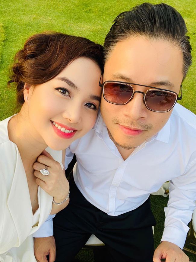 Nữ diễn viên sinh năm 1984 cho biết cách giữ lửa hôn nhân của vợ chồng cô là luôn tâm sự mọi chuyện buồn vui và dù bận đến đâu cũng cố gắng ăn một bữa cơm trong ngày với nhau.