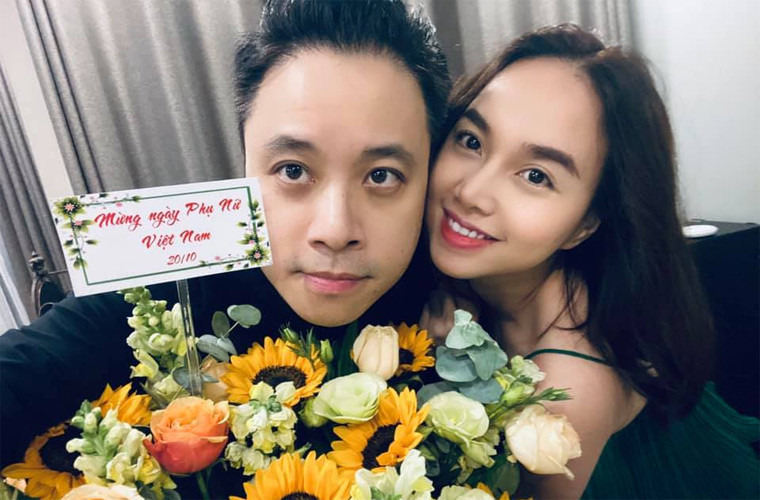 “Cảm ơn chồng vì đi làm xong là về thẳng nhà ăn cơm với vợ và chơi đến tối với hai con. Cảm ơn chồng vì anh không bia rượu thuốc lá, mà chỉ nghiện con và nghiện việc. Cảm ơn chồng vì luôn tặng vợ sổ tiết kiệm, tặng hết những gì chồng có, tặng cả tấm thân và cả đời này”, Đinh Ngọc Diệp chia sẻ trên trang cá nhân.