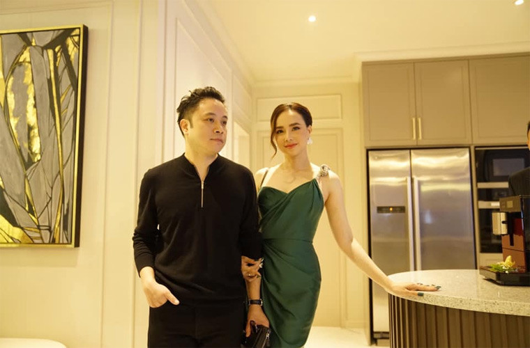 Là ngôi sao khá tín tiếng chuyện riêng tư, nhưng thỉnh thoảng, bà xã Victor Vũ vẫn khoe những hình ảnh lãng mạn và những lời ngợi khen chồng trên trang cá nhân.