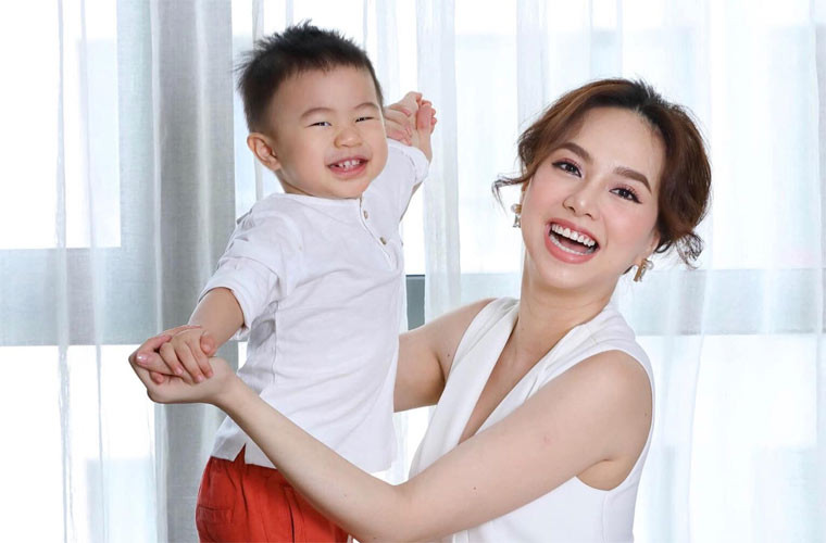 Được chồng quan tâm, nên dù sinh con liên tiếp và bận rộn với công việc bỉm sữa nhưng trông Đinh Ngọc Diệp vẫn rạng ngời.