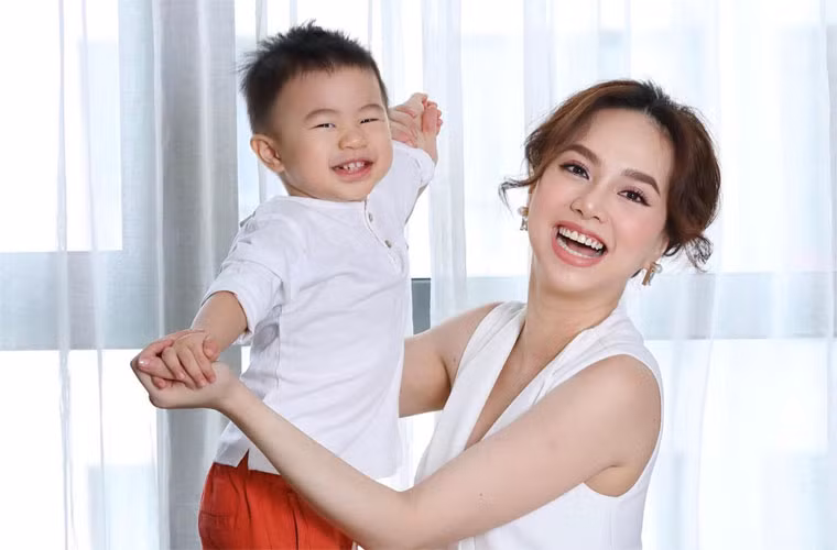 Được chồng quan tâm, nên dù sinh con liên tiếp và bận rộn với công việc bỉm sữa nhưng trông Đinh Ngọc Diệp vẫn rạng ngời.