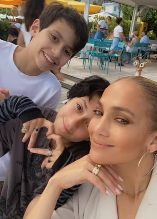 Jennifer chụp ảnh với hai con sinh đôi, một trai, một gái. Hai bé đã 13 tuổi và là con của cô với chồng trước, nam ca sĩ Marc Anthony.