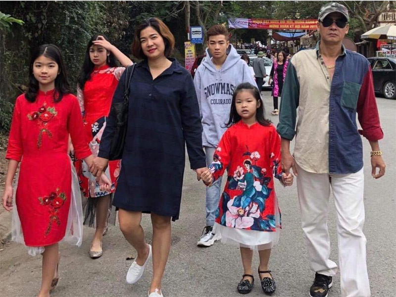 Biết chồng vẫn còn đam mê nghệ thuật nên Lan Anh luôn khuyến khích chồng đi đóng phim, việc nhà để cô lo.