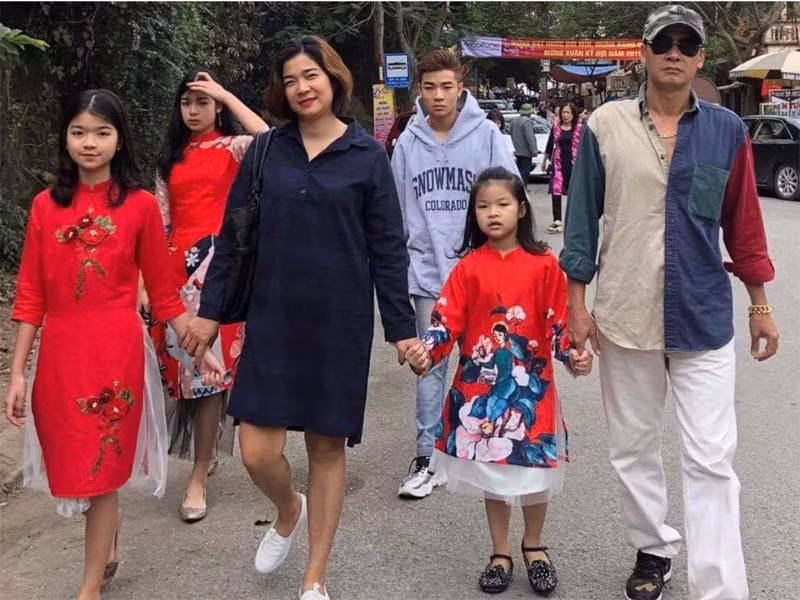 Biết chồng vẫn còn đam mê nghệ thuật nên Lan Anh luôn khuyến khích chồng đi đóng phim, việc nhà để cô lo.