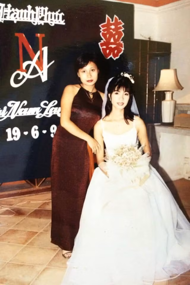 Lan Anh sinh năm 1977, kém chồng 12 tuổi.